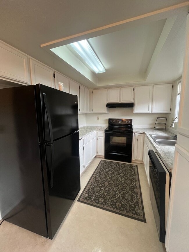 Building Photo - 3-Bedroom 1 1/2 Bathroom Condo in West Eugene