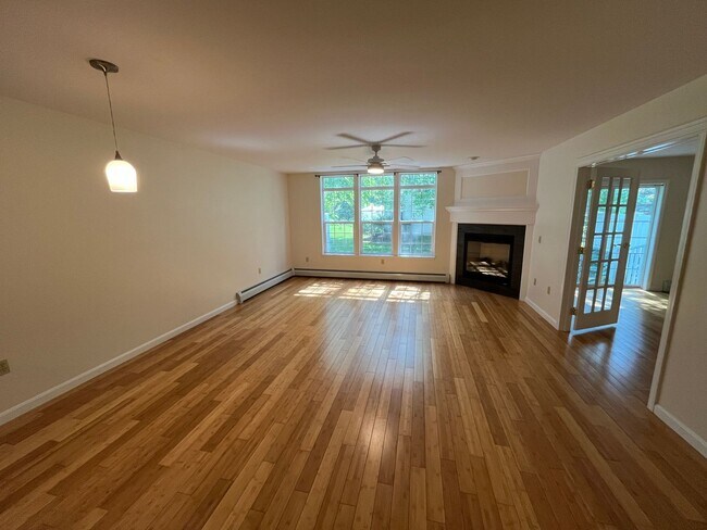 Building Photo - Spacious  South Burlington Townhouse for Rent - Available 7/1
