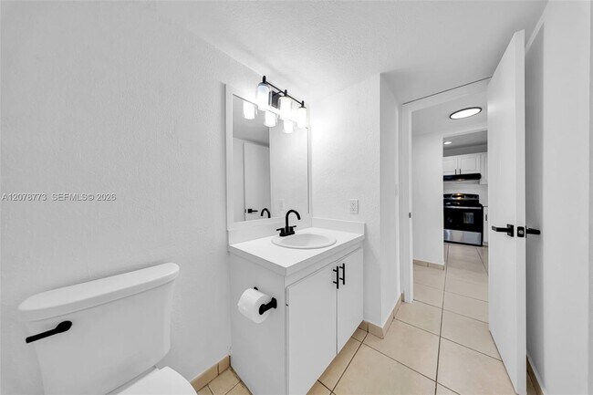 Building Photo - 9360 Fontainebleau Blvd