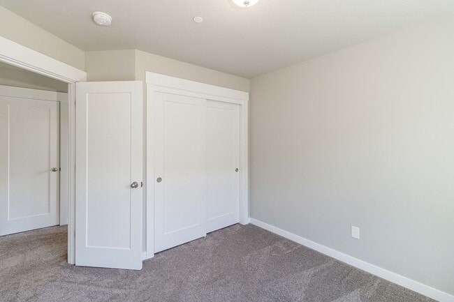 Building Photo - Move In Ready 3 Bedroom 2.5 Bathroom with Central Air Conditioning - Convenient Camas Location