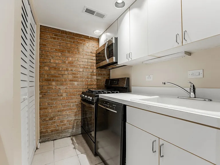 Building Photo - 713 W Diversey Pkwy