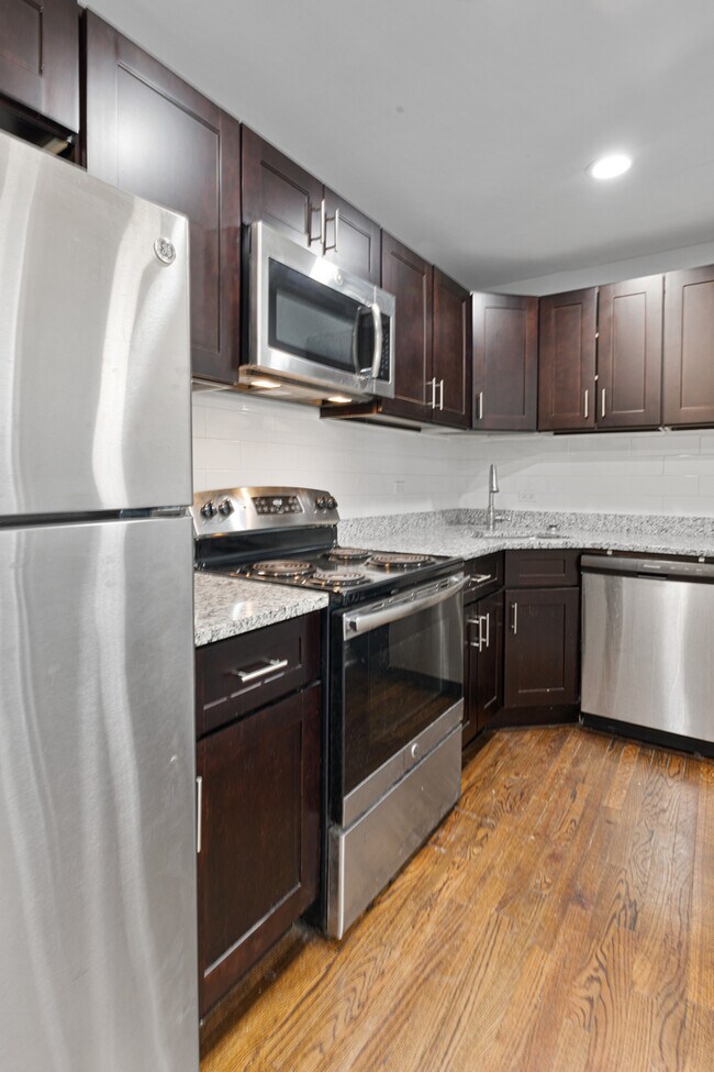 Building Photo - 1608 W Sherwin Ave