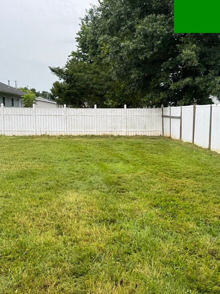 Building Photo - 1211 Redbud St