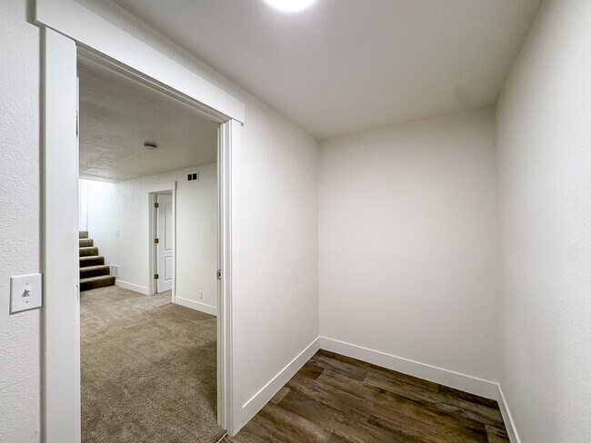 Building Photo - 1340 E Navajo Dr