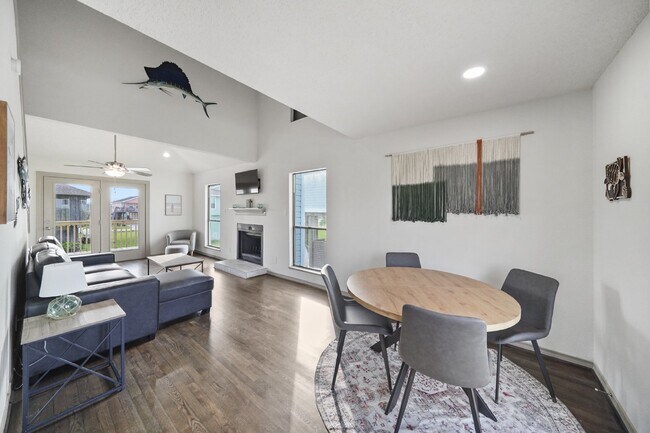 Building Photo - 4126 San Jacinto Dr