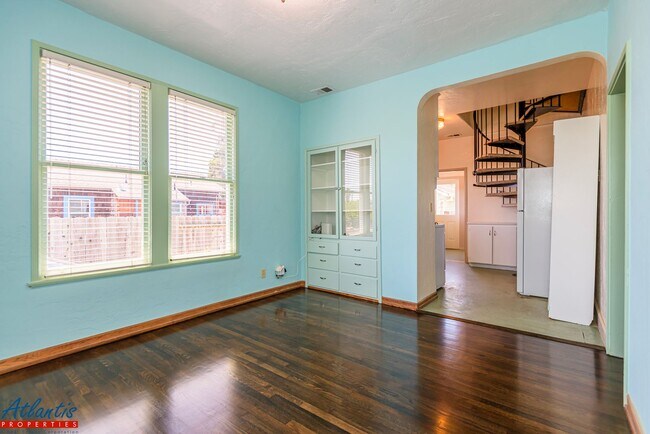 Building Photo - Lovely Home | Desirable Location