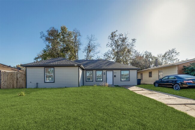 Building Photo - 5874 Belcrest St