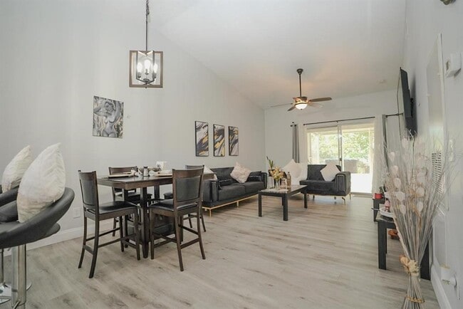 Building Photo - 14768 Laguna Beach Cir