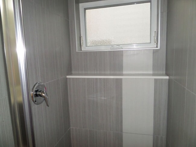 Building Photo - Immaculate and LARGE 4-Bedroom Home in Unb...