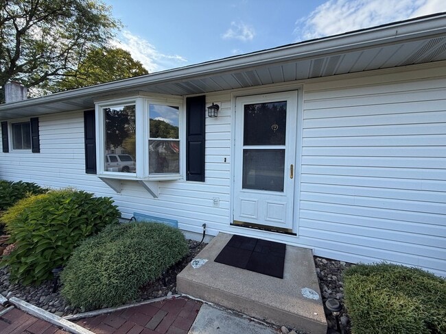 Building Photo - Spacious Rural Ranch!