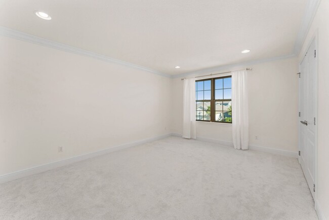 Building Photo - Spacious, Like-New 5/3.5 Home with 3-Car G...