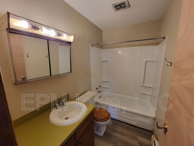 Building Photo - 256 32nd St NW