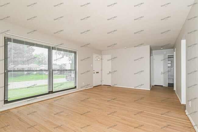 Building Photo - 822 Lightwood Dr