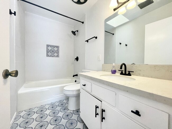 Building Photo - Remodeled Single Level Duplex!