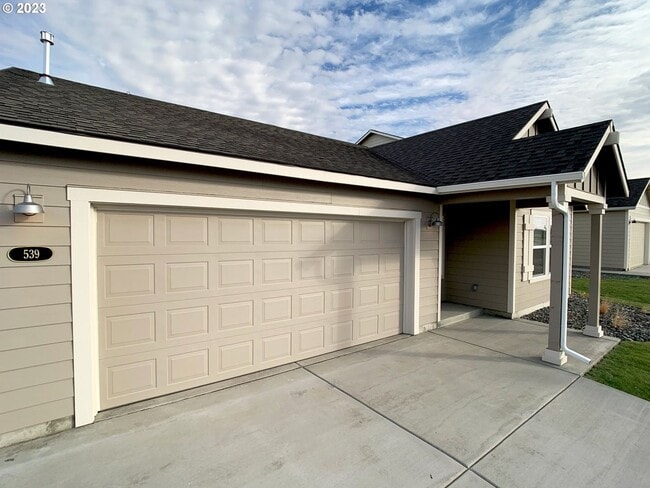 Building Photo - A Must see Hermiston Home!!
