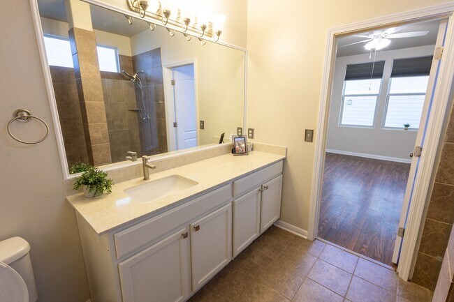 Building Photo - 3 bed 2 bathroom