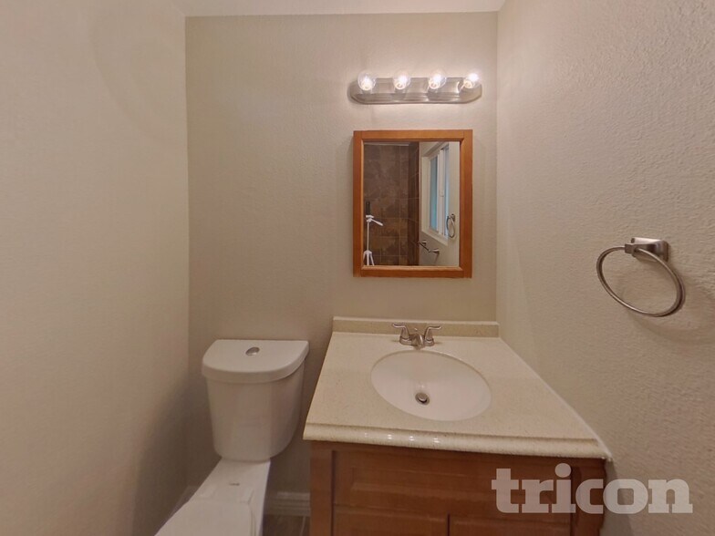 Building Photo - 6725 Defoe Ave