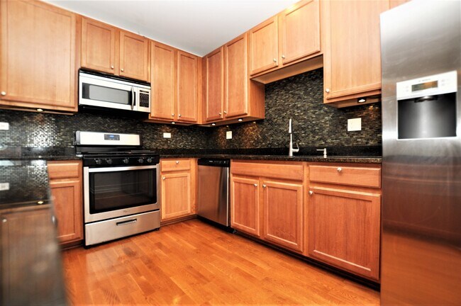 Building Photo - 3000 W Lawrence Ave