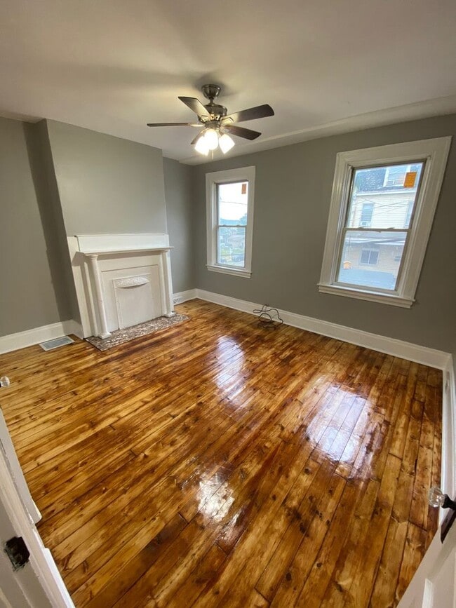 Building Photo - Modern 2-Bedroom with Central Air, In-Unit Laundry & Pet Friendly Living