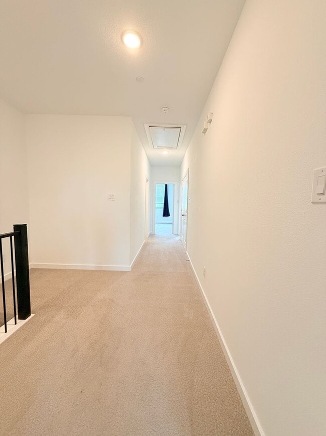 Building Photo - AVAILABLE NOW -Stunning 3-Bedroom Townhome Overlooking Greenbelt in Plano ISD 600 Collier Drive