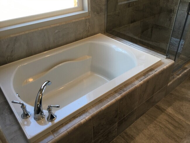 Building Photo - BEAUTIFUL ALMOST NEW HOME IN CLOVIS!