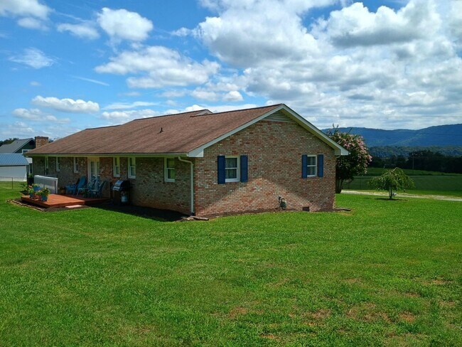 Building Photo - 4 Bed/2 Bath Brick Home - Church Hill TN