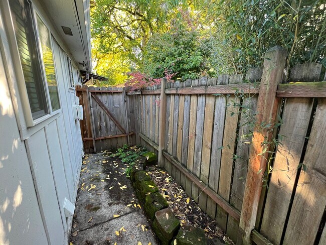 Building Photo - Lovely 2 Bed + 1 Bath Unit in Forest Grove...