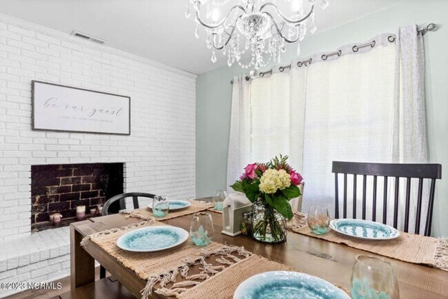 Building Photo - Fully Furnished Single Family Home - Long ...