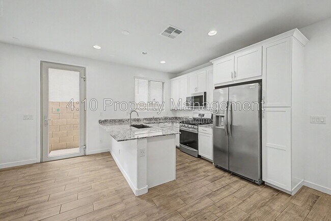 Building Photo - 3241 E Malibu Dr