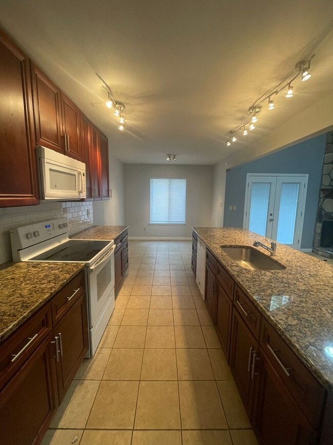 Building Photo - Modern Open Floor Plan with Expansive Grea...