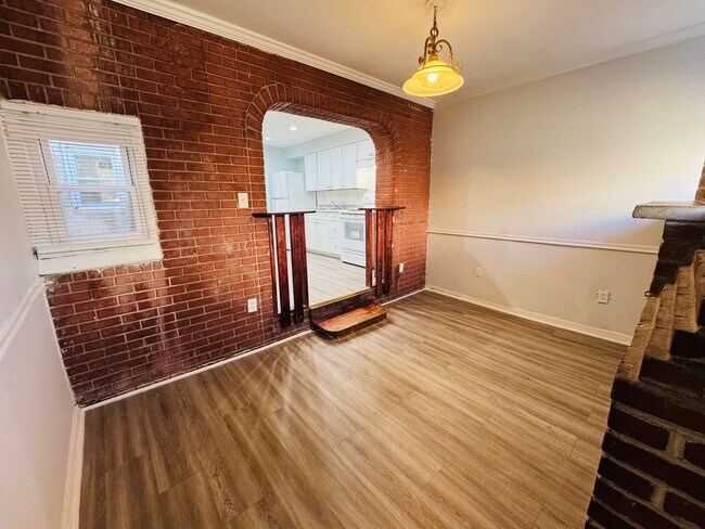 Building Photo - 1850 E Monmouth St