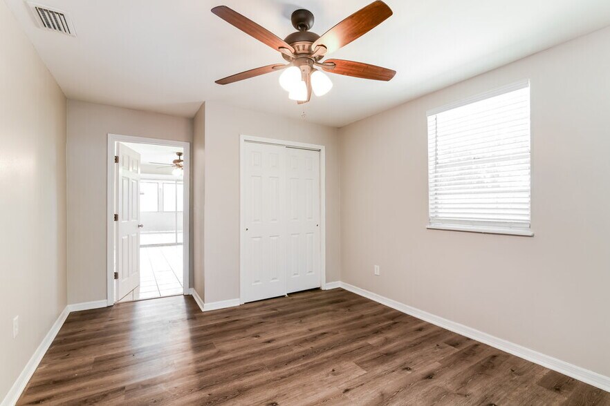 Building Photo - 724 Iowa Woods Cir E