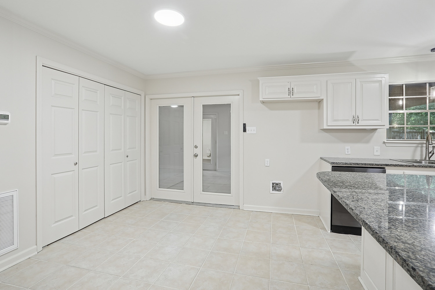 Breakfast Area - 11461 Gator Ln