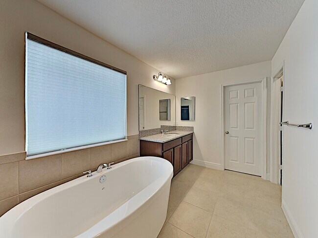 Building Photo - 8931 Lookout Pointe Dr