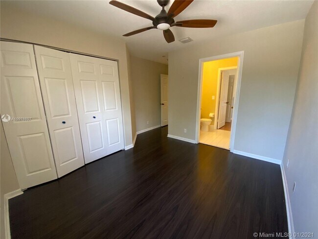 Building Photo - 4272 Vineyard Cir