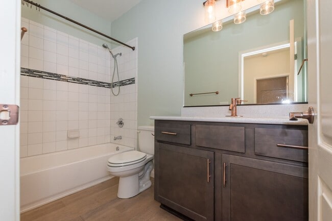 Building Photo - Gorgeous 4 Bedroom 2 Bathroom Home! Centra...