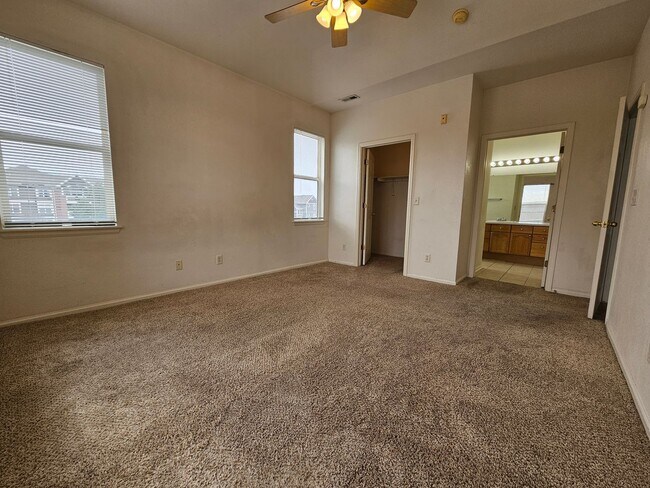 Building Photo - Awesome Aurora Top Floor 2 Bed 2 Bath Cond...
