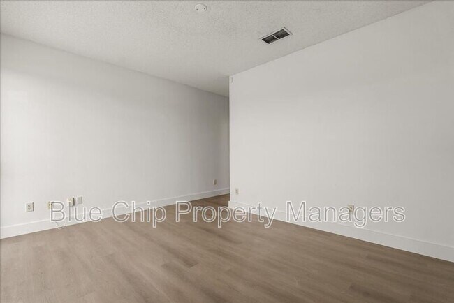 Building Photo - 1923 Bridgeview Cir