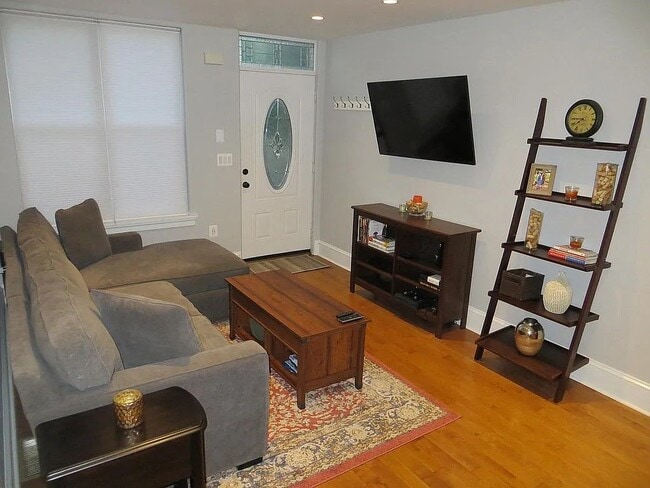 Building Photo - 1639 Carpenter St