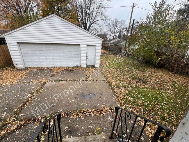 Building Photo - Spacious 5-Bedroom Home- This won't last l...