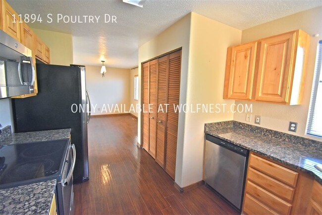 Building Photo - Beautiful 3 Bed Draper Top Floor Unit! No ...