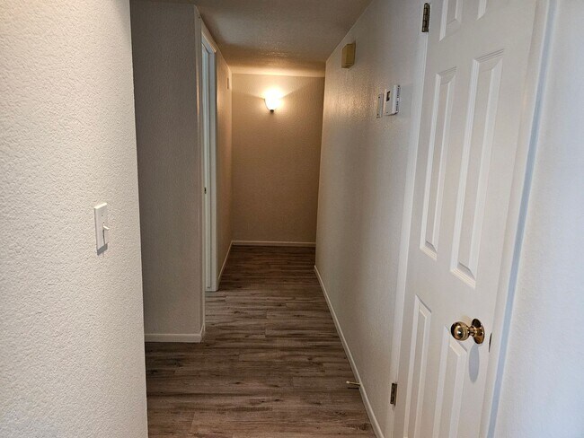 Building Photo - Unfurnished Long Term