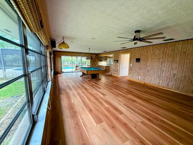 Building Photo - 465 SE Naranja Ave