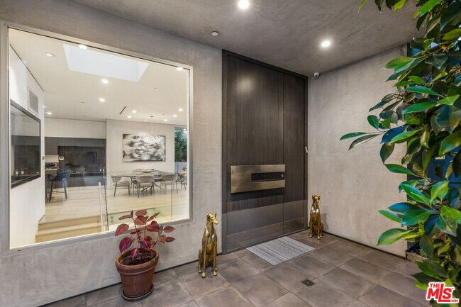 Building Photo - 1717 Sunset Plaza Dr