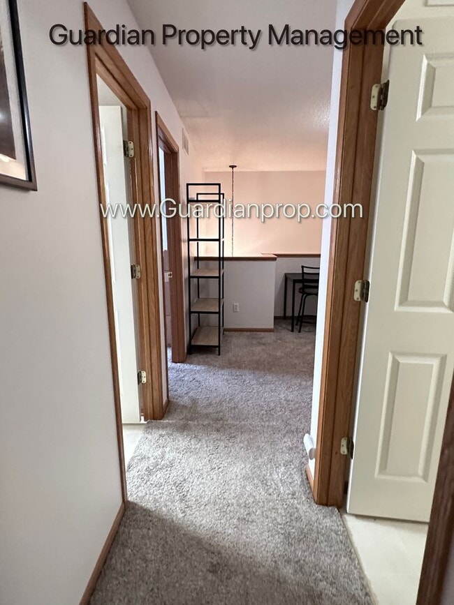 Building Photo - Shakopee Town Home, 2 Car Garage, 1.5 Baths, Patio, Dishwasher, W/D