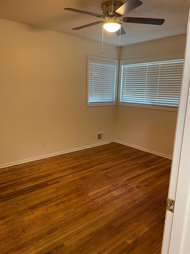 Building Photo - 3 bedrooms, 2 Baths Ranch Home with Large, Fenced Yard in the River Crest Neighborhood!