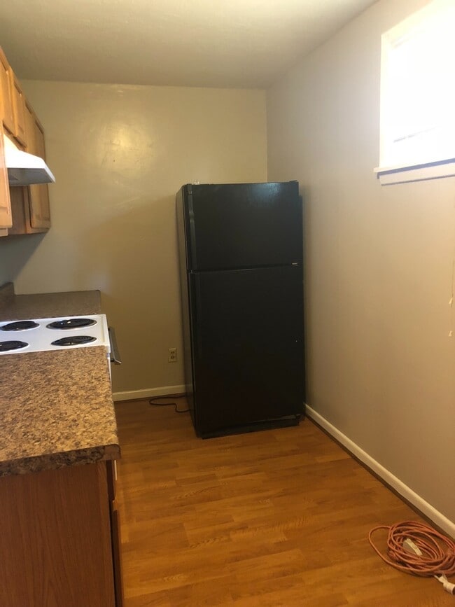 Building Photo - Adorable One bedrom efficiency in SUNSET T...