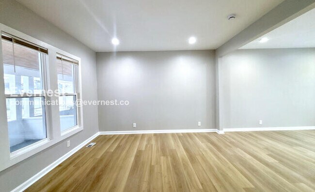 Building Photo - 3 Bed/1.5 Bath Home with Fenced Yard / Pet-Friendly / Available Now!