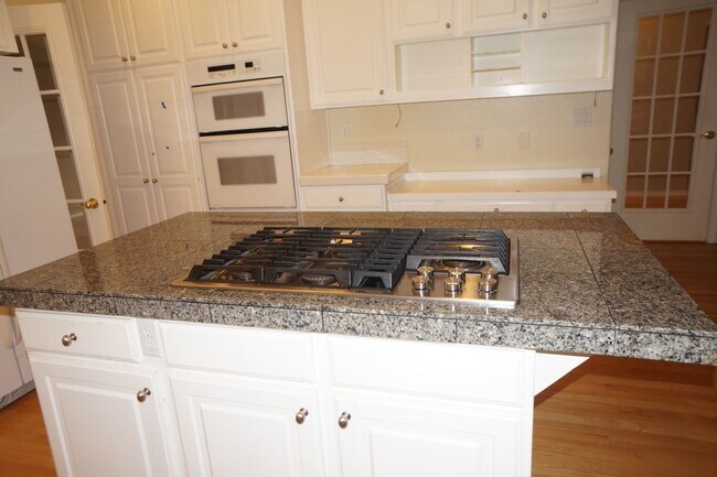 Building Photo - NW Portland Forest Heights Beauty. Flat backyard!