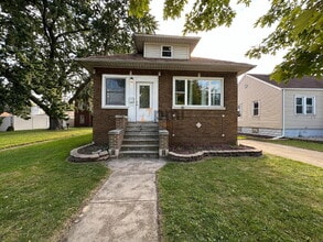 Building Photo - 2123 Davis Ave